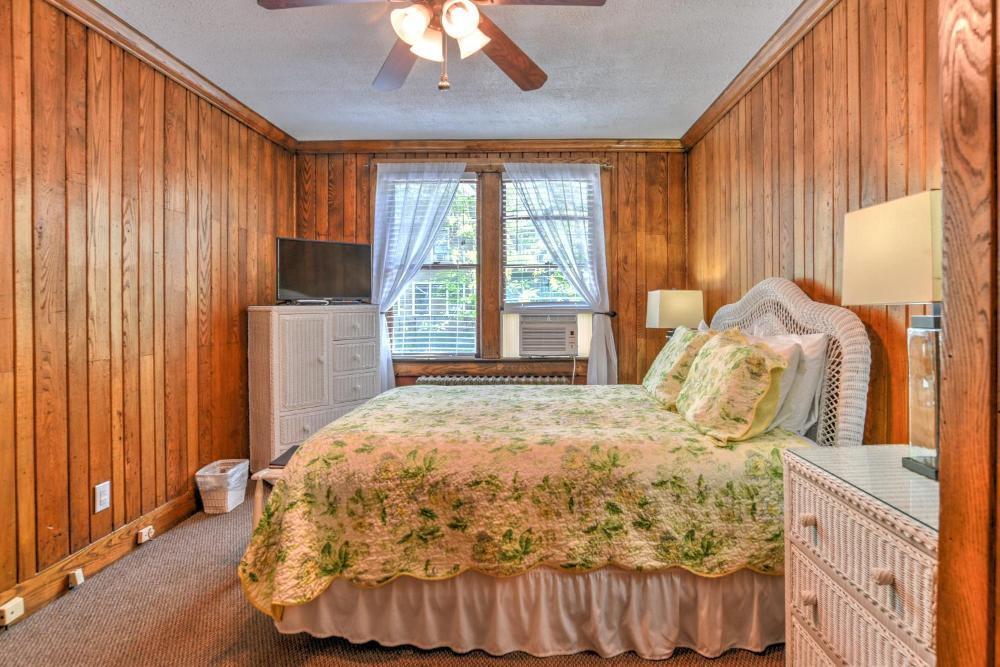 Standard Queen Room interior